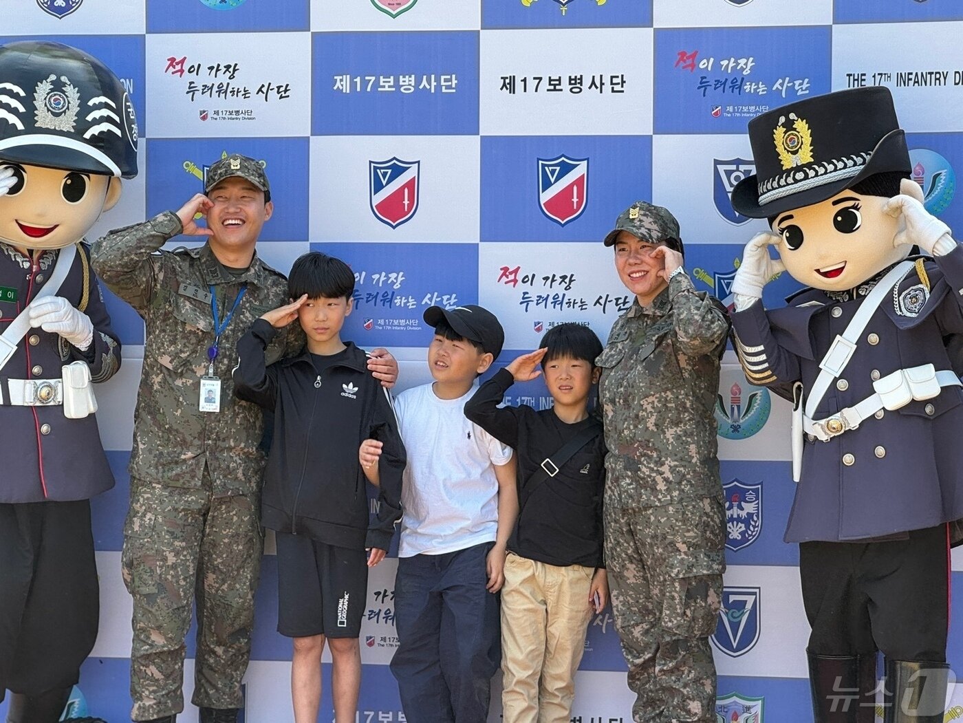 본문 이미지 - 4일 인천시 부평구 육군17사단에서 어린이날을 맞아 열린 부대개방행사에서 길진수 상사(37), 조세라 상사(35) 부부와 삼형제들이 기념촬영을 하고 있다.2024.5.4 ⓒ News1 박소영 기자