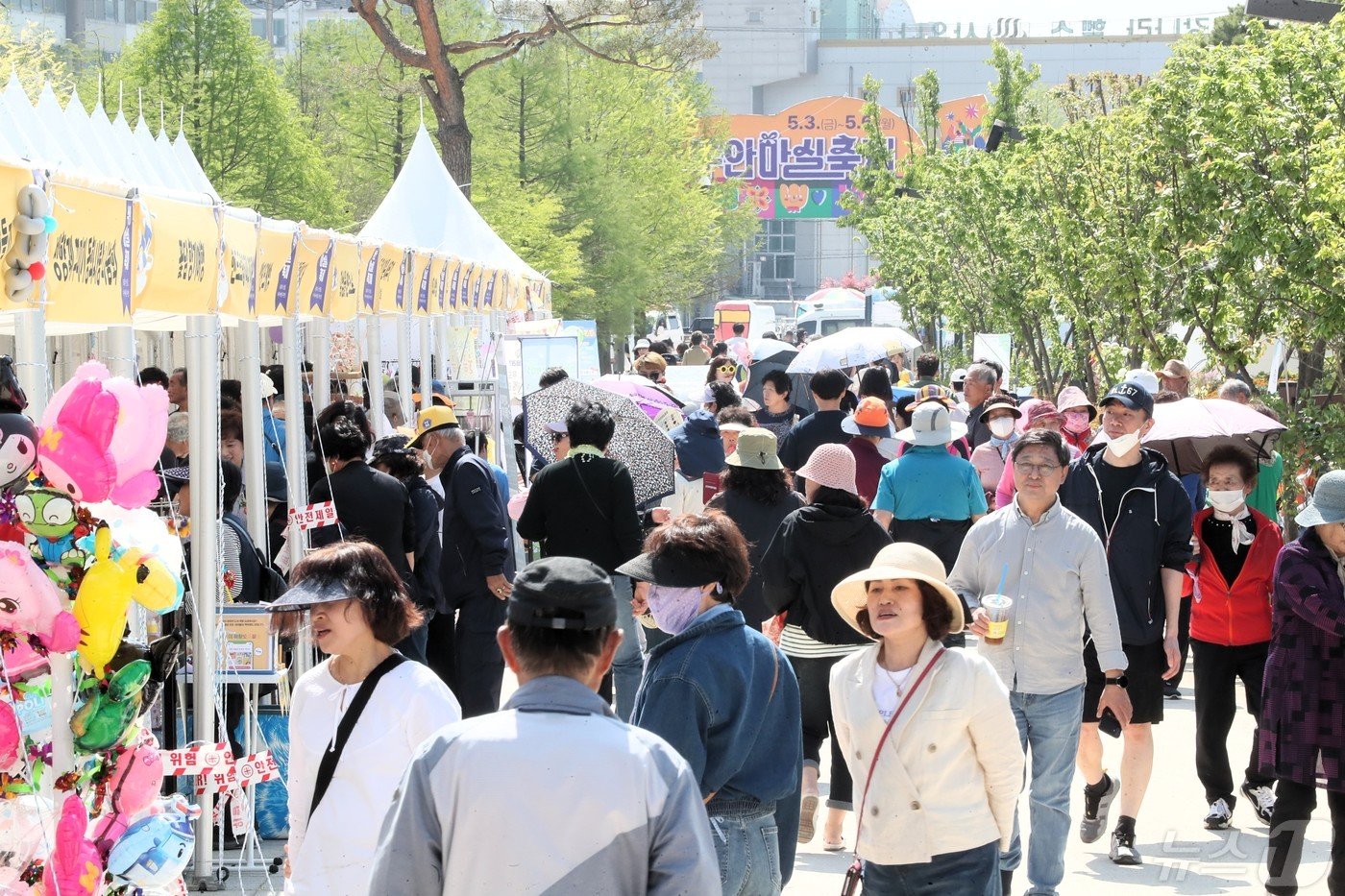  전북특별자치도 부안군 대표 축제인 제11회 부안마실축제에 개막 첫날에만 2만여명이 몰렸다. 부안마실축제 행사장을 찾은 방문객들&#40;부안군 제공&#41;2024.5.3/뉴스1