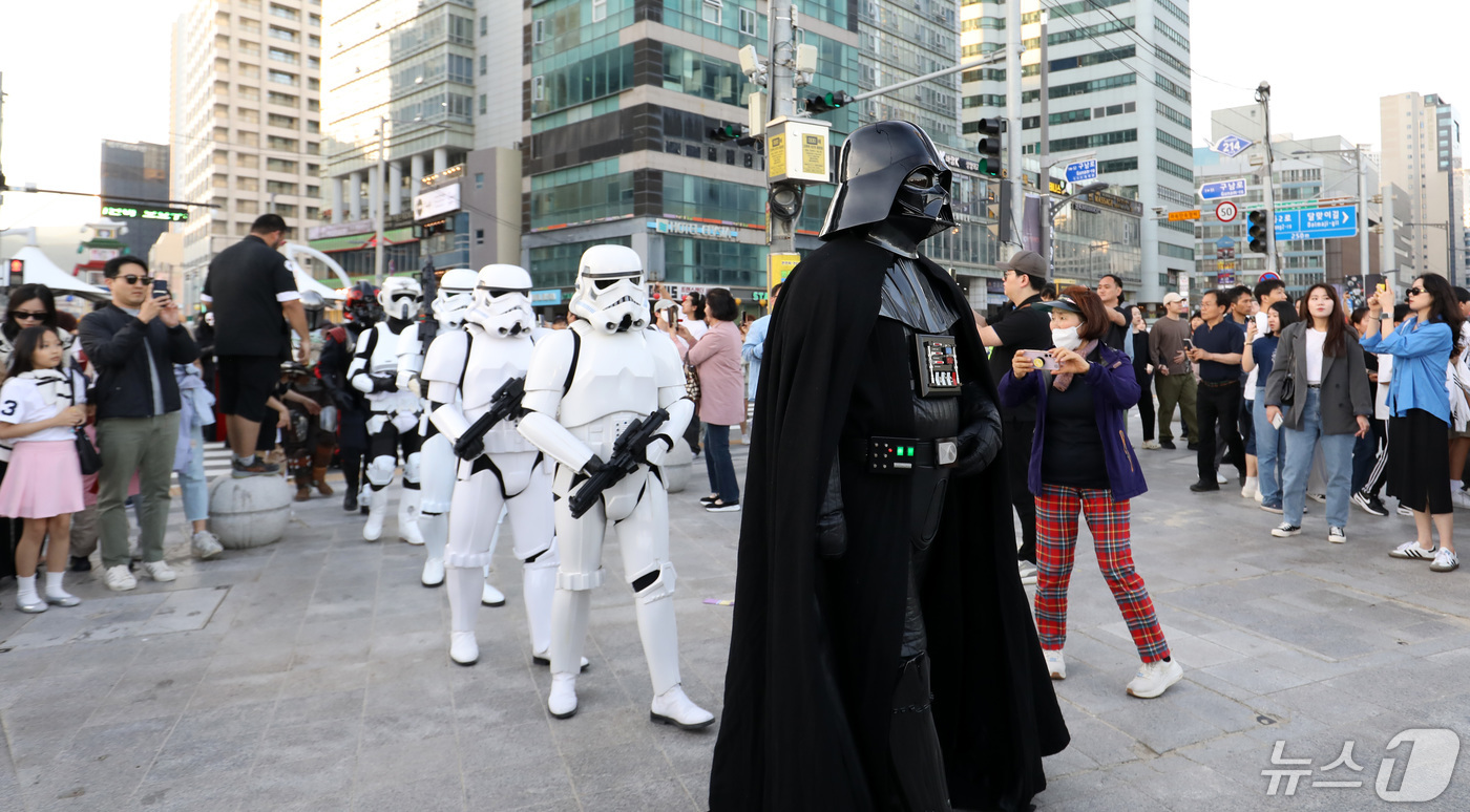 (부산=뉴스1) 윤일지 기자 = 4일 오후 부산 해운대해수욕장 인근 구남로에서 열린 '스타워즈 데이 2024(Star Wars Day 2024)'에서 스타워즈 공식 팬클럽인 '50 …