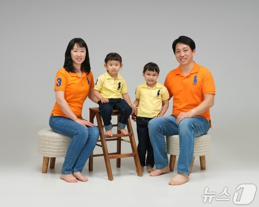 본문 이미지 - '입양 공개'를 결정한 노옥실 씨 부부의 가족 사진. /뉴스1DB 