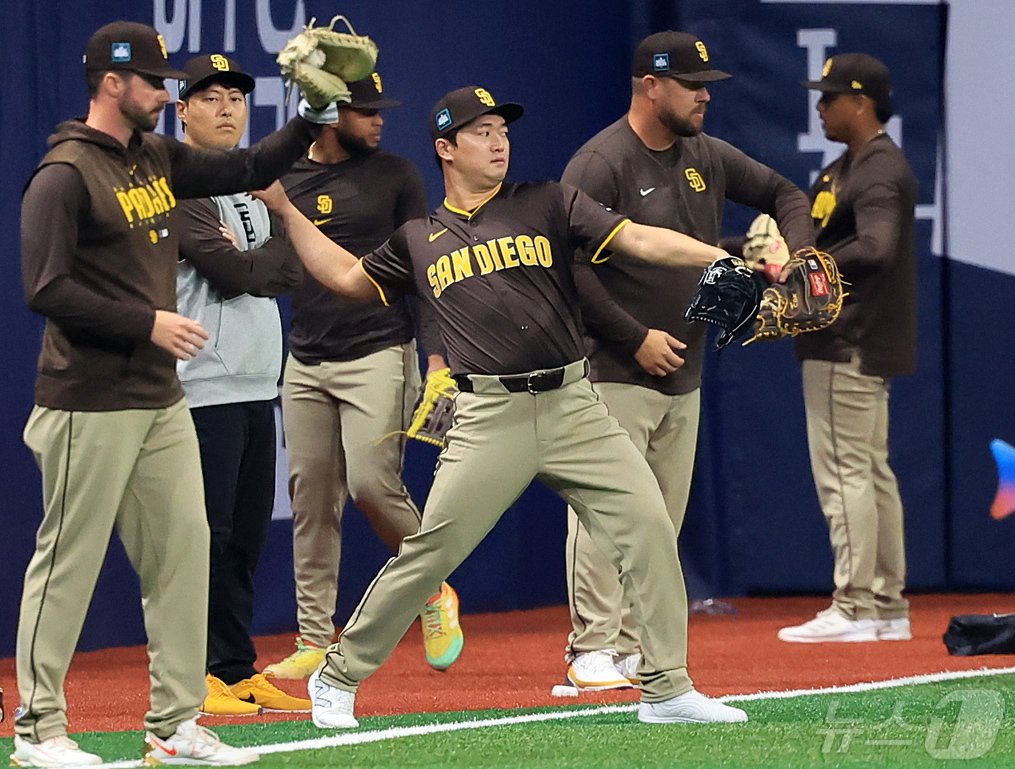 본문 이미지 - 지난 3월 21일 서울 구로구 고척스카이돔에서 열리는 2024 미국 메이저리그(MLB) 월드투어 서울시리즈 당시 훈련하는 고우석의 모습. 2024.5.4/뉴스1 ⓒ News1 김진환 기자