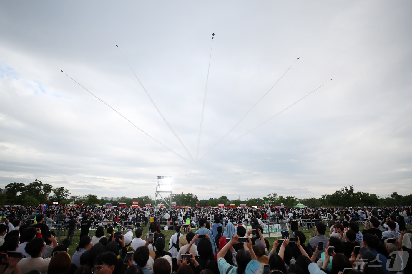 (광주=뉴스1) 장수영 기자 = 4일 오후 광주 광산구 황룡친수공원에서 열린 '제2회 광산뮤직ON페스티벌'에서 공군 특수비행팀 블랙이글스가 화려한 에어쇼를 선보이고 있다. (광주 …