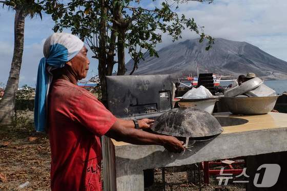 [사진] 루앙 화산 인근 집으로 돌아 온 인도네시아 주민