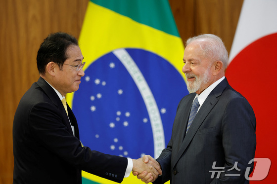[사진] 룰라 브라질 대통령과 악수하는 기시다 일본 총리
