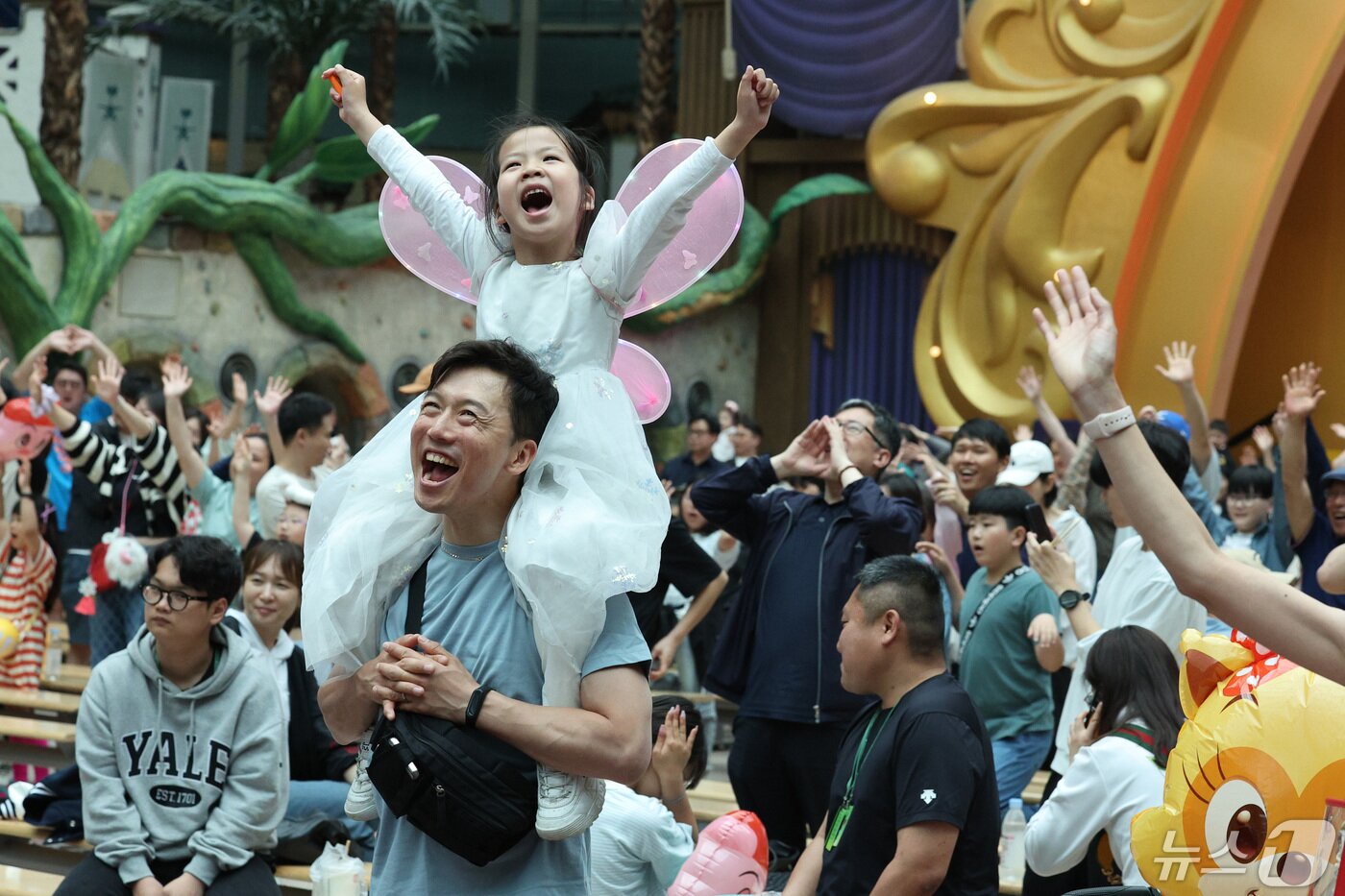 본문 이미지 - 어린이날인 5일 서울 송파구 롯데월드 어드벤처에서 어린이들이 가족들과 함께 놀이기구를 타며 즐거운 시간을 보내고 있다. 2024.5.5/뉴스1 ⓒ News1 신웅수 기자