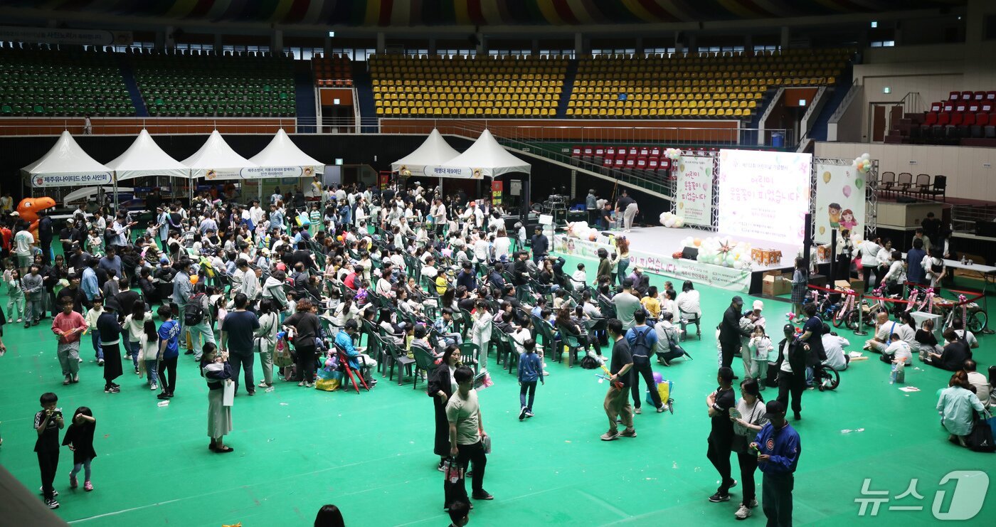 본문 이미지 - 제102회 어린이날인 5일 오전 제주시 한라체육관에서 제주시 주최, 제주시어린이집연합회 주관 기념행사가 진행되고 있다. 2024.5.5/뉴스1 ⓒ News1 오현지 기자
