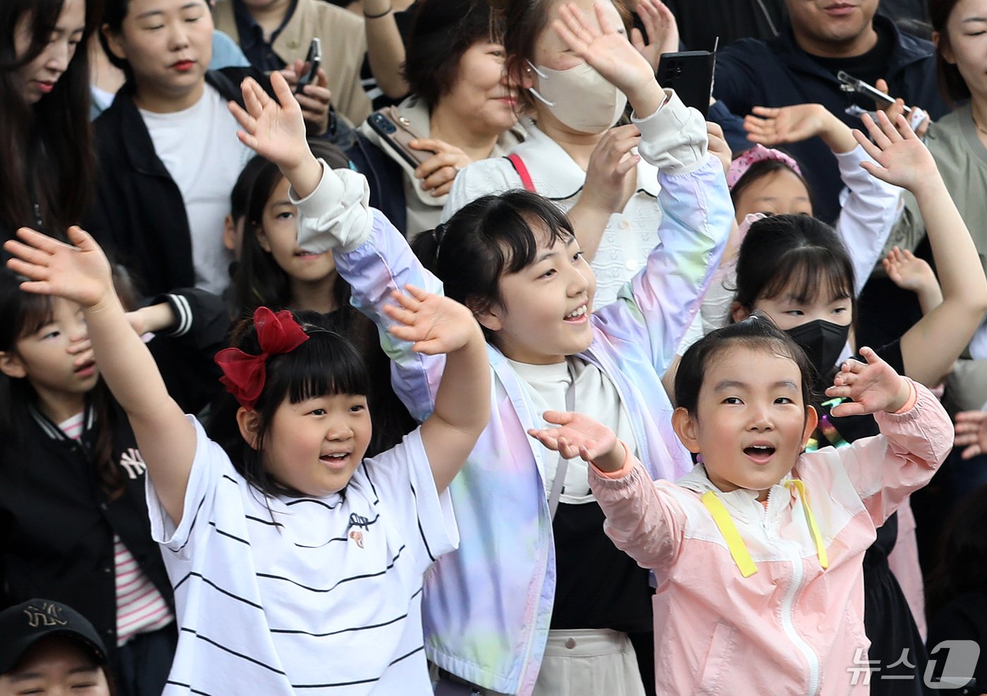 어린이날인 5일 부산 해운대구 영화의전당에서 열린 &#39;2024 제51회 부산 어린이날 큰잔치&#39;를 찾은 어린이들이 해적 키즈 EDM 파티를 즐기고 있다. 2024.5.5/뉴스1 ⓒ News1 윤일지 기자