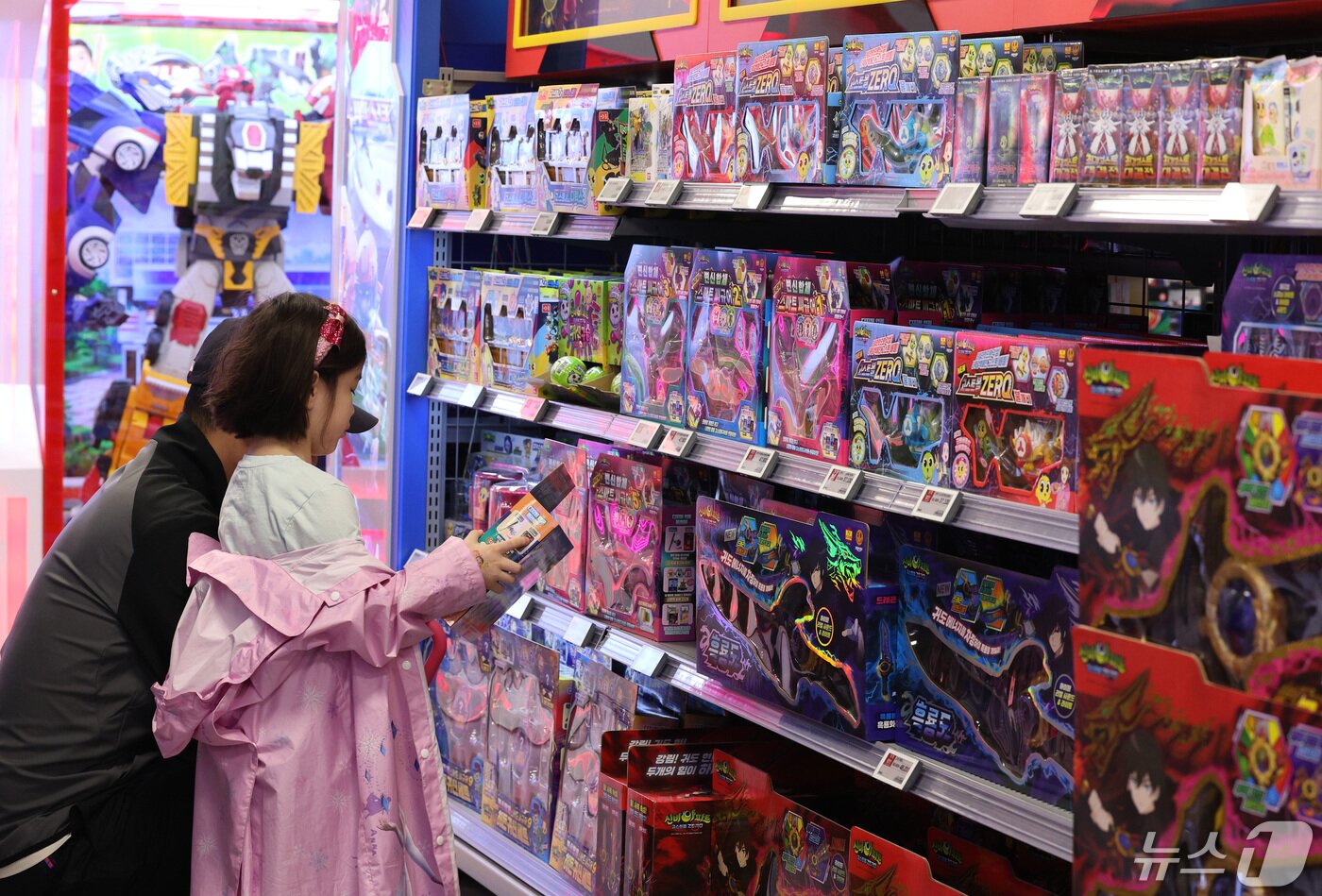 본문 이미지 - 어린이날인 5일 서울 송파구 토이저러스 롯데마트 제타플렉스점에서 어린이들이들과 학부모들이 어린이날 선물을 고르고 있다. 2024.5.5/뉴스1 ⓒ News1 신웅수 기자