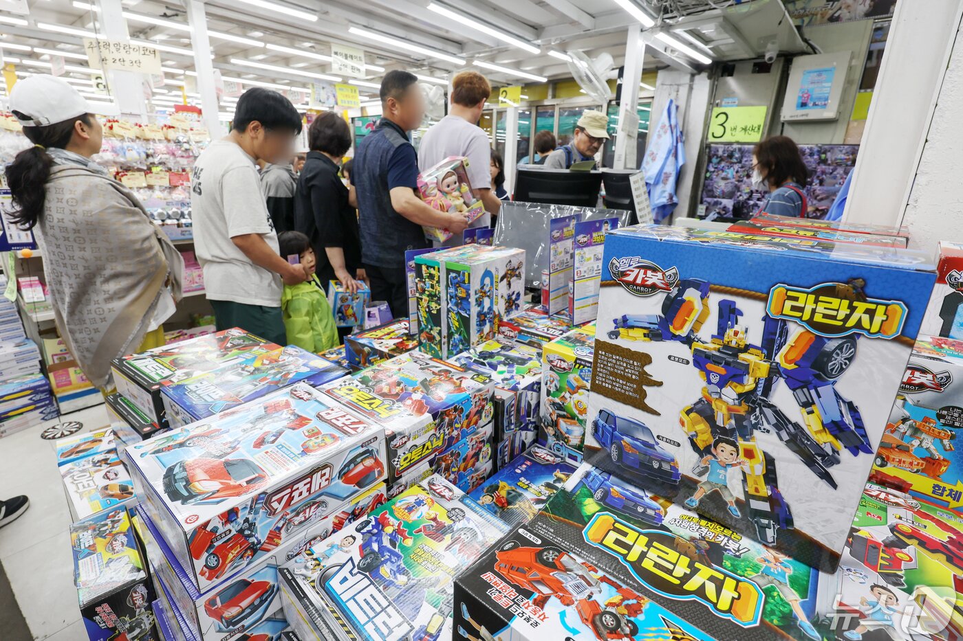 본문 이미지 - 서울 종로구 창신동 문구·완구시장의 한 완구매장에서 시민들이 자녀에게 선물할 장난감을 들고 계산대 앞에 줄을 서 차례를 기다리고 있다./뉴스1 ⓒ News1 민경석 기자
