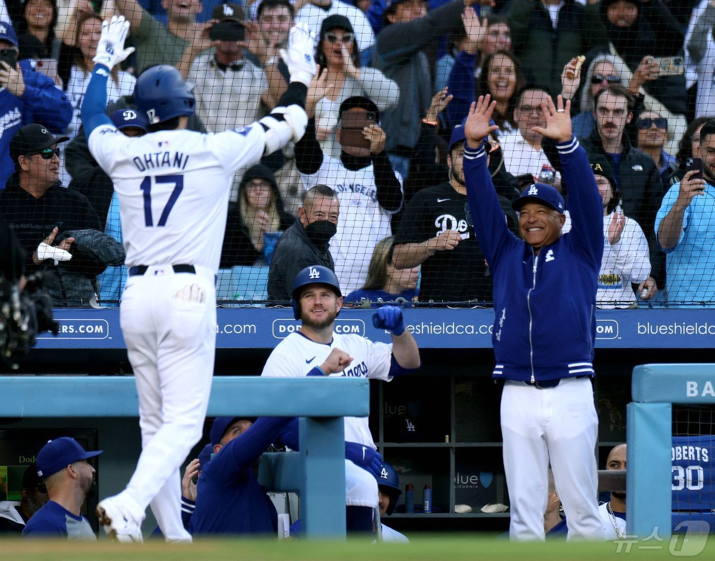 본문 이미지 - LA 다저스 오타니 쇼헤이(왼쪽)가 5일(한국시간) 열린 2024 메이저리그 애틀랜타 브레이브스전에서 시즌 8호 홈런을 터뜨린 후 데이브 로버츠 감독(오른쪽)과 함께 기뻐하고 있다. ⓒ AFP=뉴스1