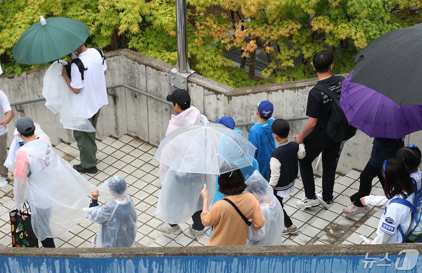 본문 이미지 - 어린이날인 5일 오후 대구 삼성라이온즈파크에서 열릴 예정이었던 프로야구 롯데 자이언츠와 삼성 라이온즈의 경기가 아침부터 내린 비 때문에 취소되자 어린이를 동반해 야구장을 찾았던 가족들이 아쉬움을 남긴 채 발걸음을 돌리고 있다. 2024.5.5/뉴스1 ⓒ News1 공정식 기자