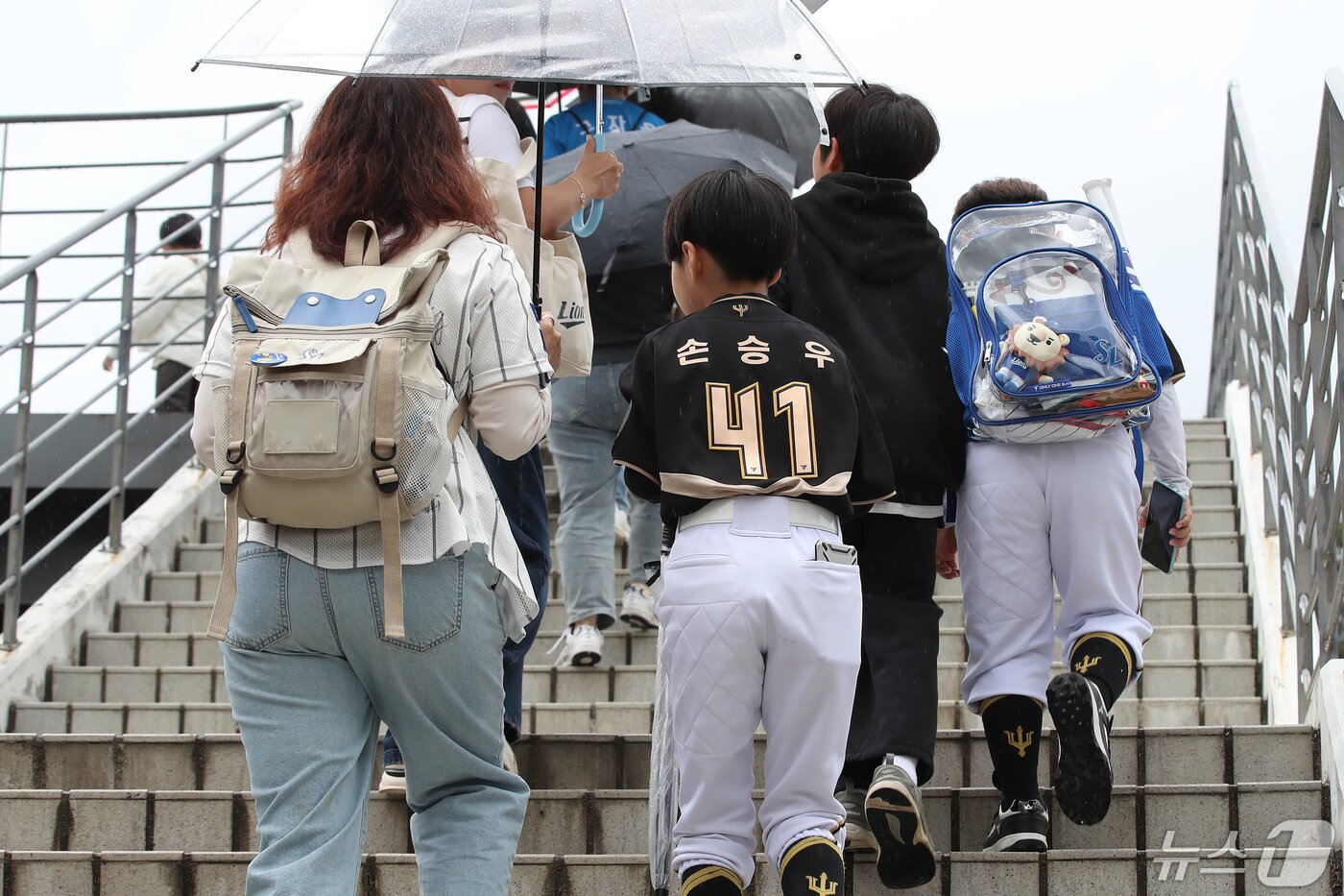 본문 이미지 - 어린이날인 5일 오후 대구 삼성라이온즈파크에서 열릴 예정이었던 프로야구 롯데 자이언츠와 삼성 라이온즈의 경기가 아침부터 내린 비 때문에 취소되자 어린이를 동반해 야구장을 찾았던 가족들이 아쉬움을 남긴 채 발걸음을 돌리고 있다. 이날 예정된 잠실(두산-LG), 광주(한화-KIA), 인천(NC-SSG), 수원(키움-KT), 대구(롯데-삼성) 경기가 모두 우천으로 취소됐다. 2024.5.5/뉴스1 ⓒ News1 공정식 기자