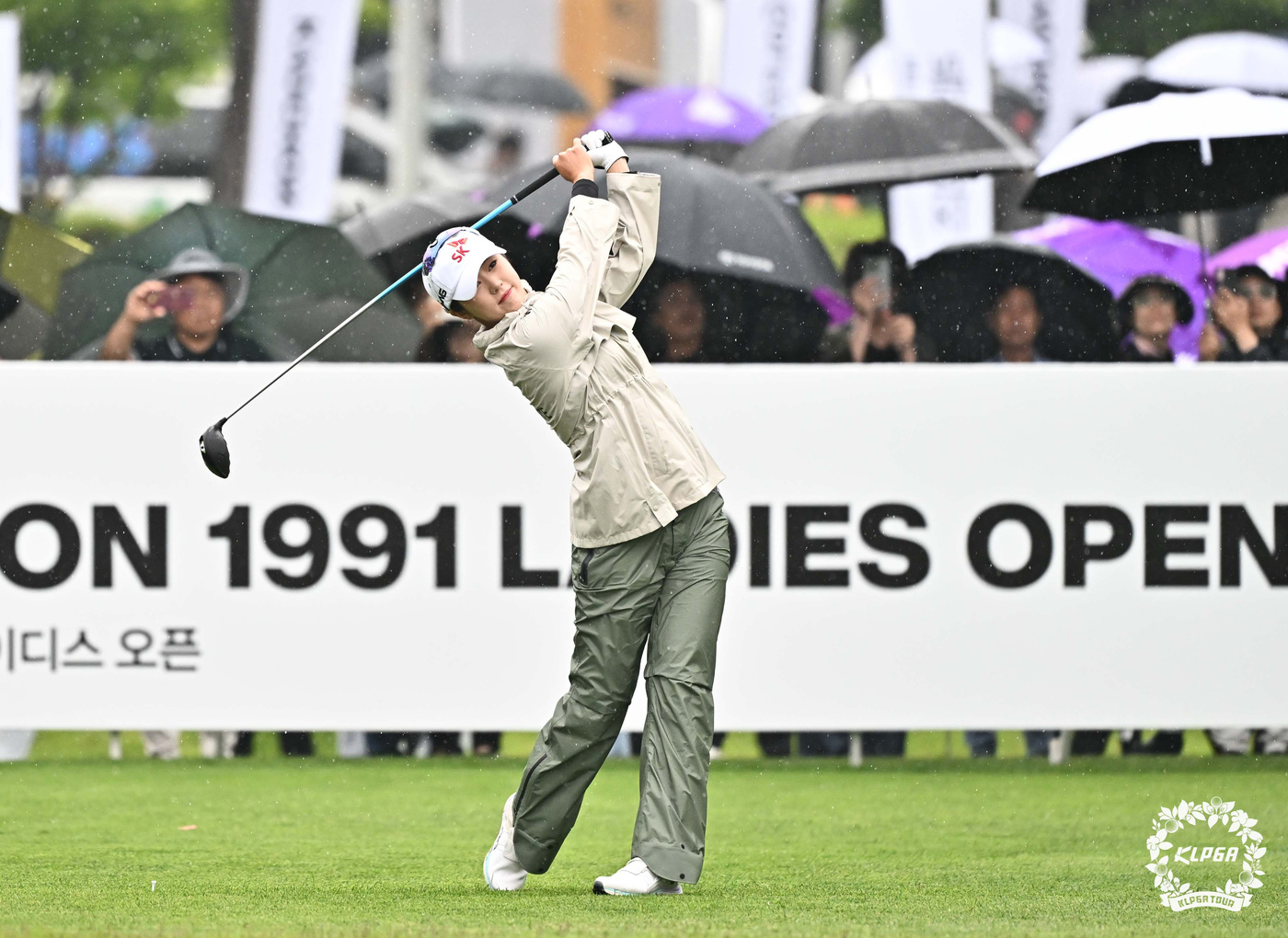 (서울=뉴스1) = 김재희가 5일 경남 구미시 골프존카운티 선산에서 열린 여자골프 '제10회 교촌 1991 레이디스오픈' 파이널라운드에서 1번홀 티샷을 시도하고 있다. (KLPGT …