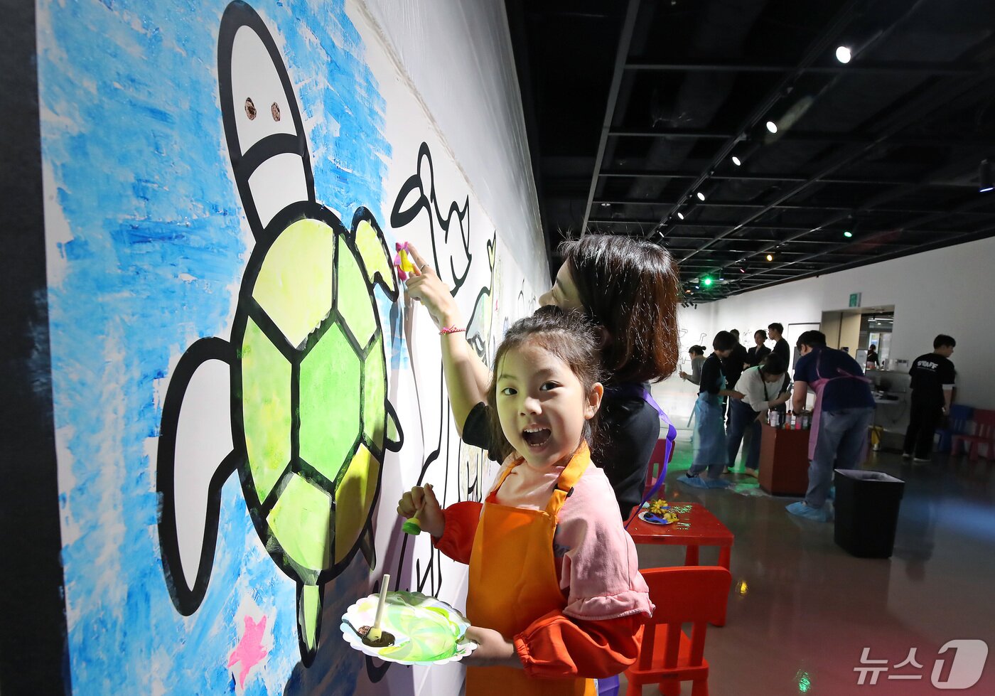 본문 이미지 - 어린이날인 5일 대구 수성구 수성아트피아에서 열린 '2024 수성아트피아 키즈 페스티벌'을 찾은 어린이가 엄마와 함께 미술관 속 동물원 벽화 그리기 체험을 하고 있다. 2024.5.5/뉴스1 ⓒ News1 공정식 기자