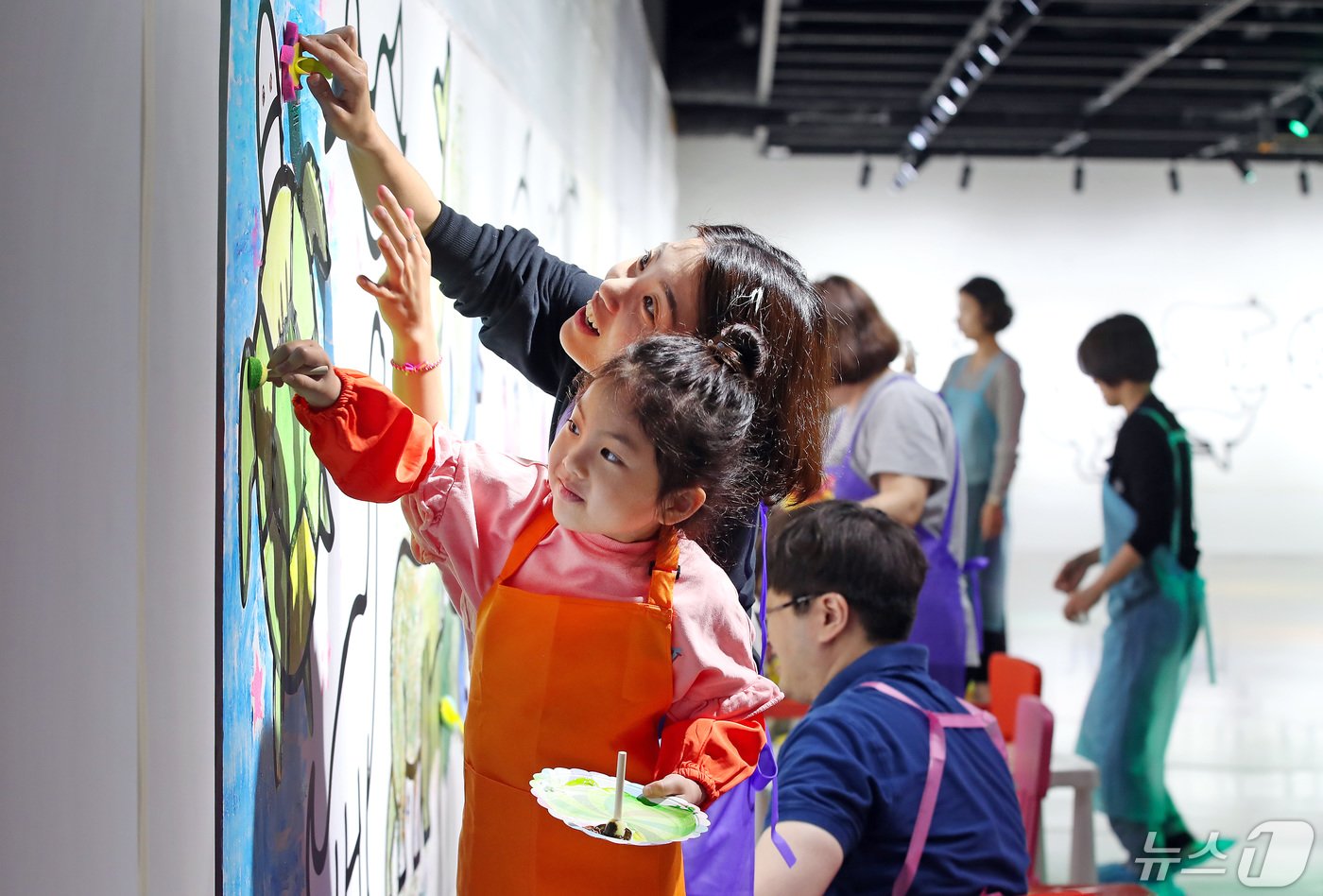 본문 이미지 - 어린이날인 5일 대구 수성구 수성아트피아에서 열린 '2024 수성아트피아 키즈 페스티벌'을 찾은 어린이가 엄마와 함께 미술관 속 동물원 벽화 그리기 체험을 하고 있다. 2024.5.5/뉴스1 ⓒ News1 공정식 기자