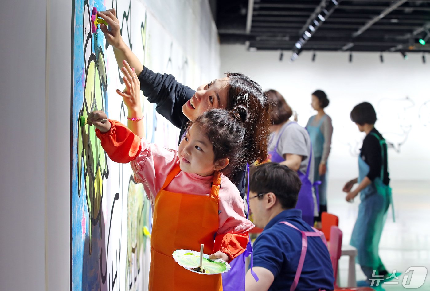 어린이날인 5일 대구 수성구 수성아트피아에서 열린 &#39;2024 수성아트피아 키즈 페스티벌&#39;을 찾은 어린이가 엄마와 함께 미술관 속 동물원 벽화 그리기 체험을 하고 있다. 2024.5.5/뉴스1 ⓒ News1 공정식 기자