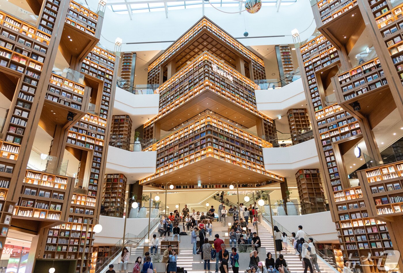 본문 이미지 - 어린이날 연휴인 5일 경기도 수원시 장안구 스타필드 수원을 찾은 시민들이 별마당 도서관에서 즐거운 시간을 보내고 있다. 2024.5.5/뉴스1 ⓒ News1 이재명 기자