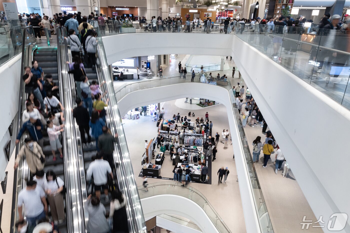 본문 이미지 - 어린이날 연휴인 5일 경기도 수원시 장안구 스타필드 수원을 찾은 시민들이 즐거운 시간을 보내고 있다. 2024.5.5/뉴스1 ⓒ News1 이재명 기자