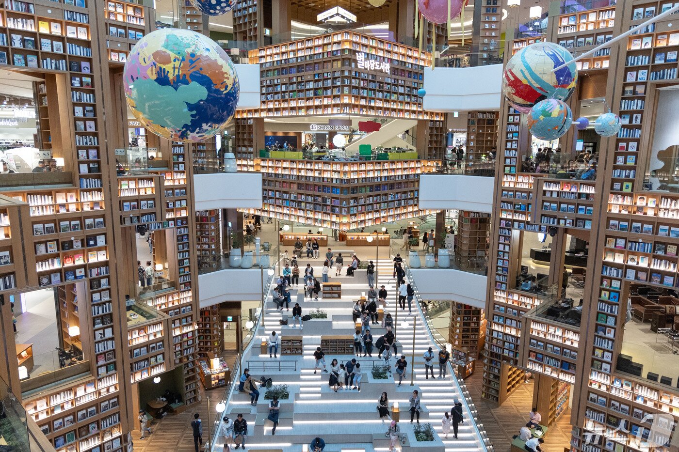 본문 이미지 - 어린이날 연휴인 5일 경기도 수원시 장안구 스타필드 수원을 찾은 시민들이 별마당 도서관에서 즐거운 시간을 보내고 있다. 2024.5.5/뉴스1 ⓒ News1 이재명 기자