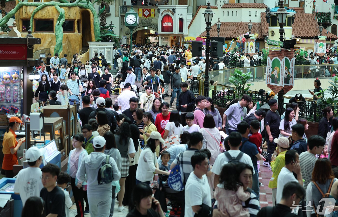 본문 이미지 - 어린이날인 5일 오후 서울 송파구 롯데월드 어드벤처가 어린이들과 가족들로 붐비고 있다. 2024.5.5/뉴스1 ⓒ News1 신웅수 기자
