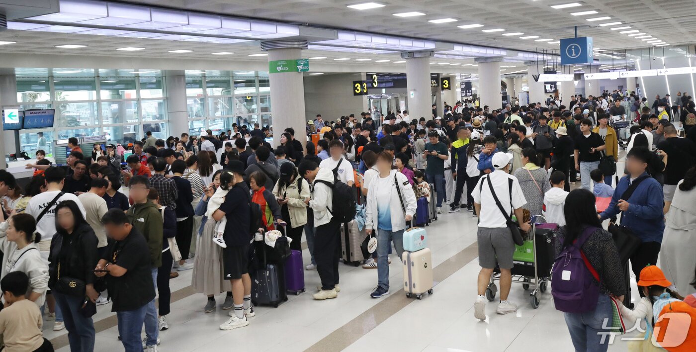 본문 이미지 - 기상악화로 제주 기점 항공기 운항에 차질을 빚고 있는 5일 오후 제주국제공항 국내선 출발장이 대체편을 구하려는 결항 승객들로 붐비고 있다. 2024.5.5/뉴스1 ⓒ News1 오현지 기자
