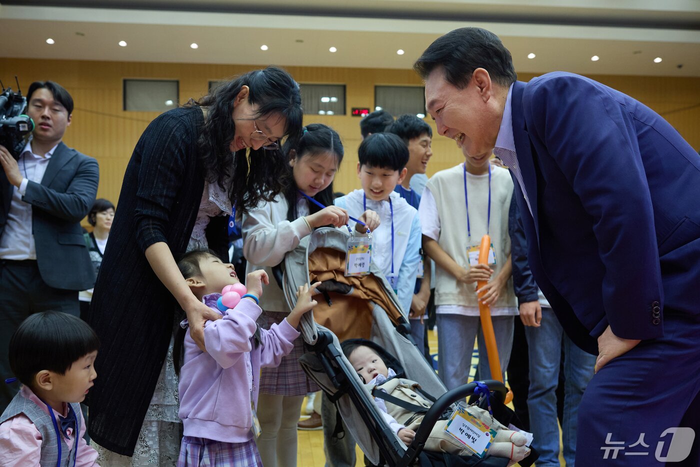 본문 이미지 - 윤석열 대통령이 5일 제102회 어린이날을 맞아 청와대 연무관에서 열린 어린이 초청행사에 참석해 박성용, 이계정 씨 부부의 의령 10남매와 인사를 나누고 있다. (대통령실 제공) 2024.5.5/뉴스1 ⓒ News1 안은나 기자