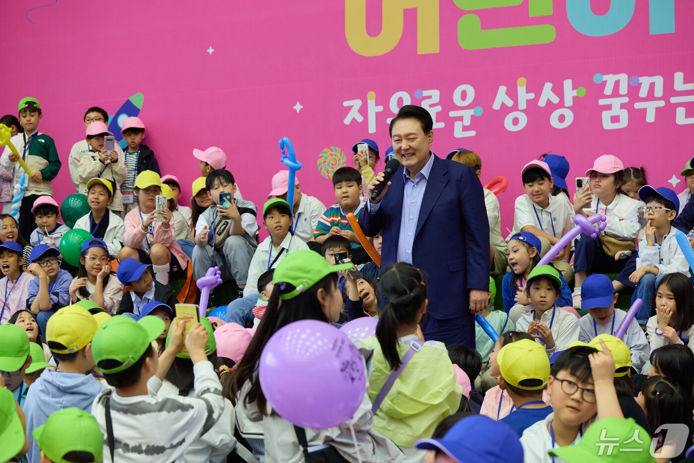 본문 이미지 - 윤석열 대통령이 5일 제102회 어린이날을 맞아 청와대 연무관에서 열린 어린이 초청행사에 참석해 인사말을 하고 있다. (대통령실 제공) 2024.5.5/뉴스1 ⓒ News1 안은나 기자