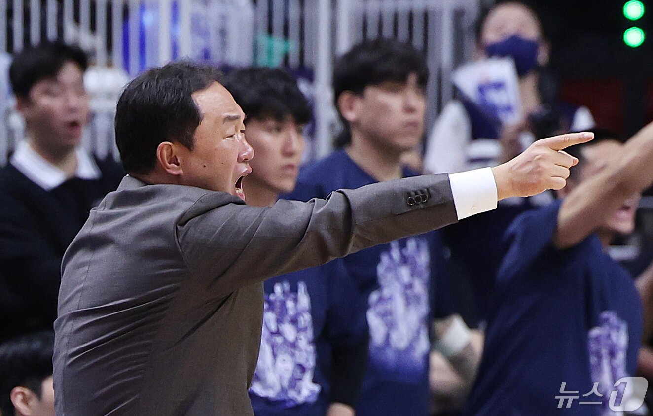 본문 이미지 - 5일 오후 경기도 수원시 권선구 수원KT소닉붐아레나에서 열린 '2023-2024 정관장 프로농구' 챔피언결정전 5차전 수원 KT와 부산 KCC의 경기에서 정창진 부산 감독이 선수들에게 작전을 지시하고 있다. 2024.5.5/뉴스1 ⓒ News1 이재명 기자