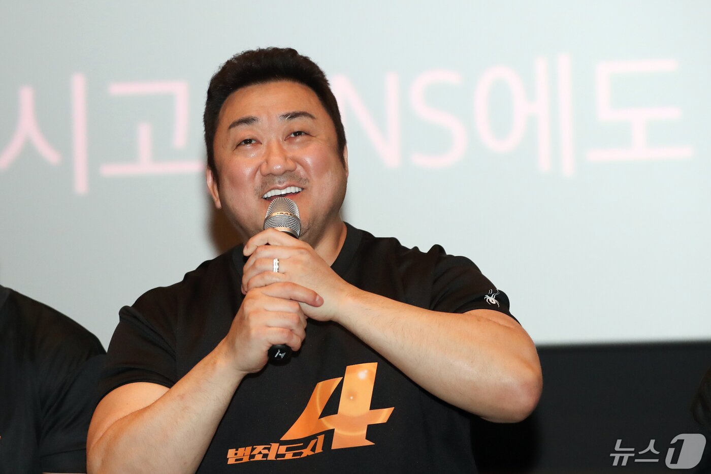 본문 이미지 - 배우 마동석이 5일 서울 마포구 메가박스 홍대점에서 열린 범죄도시4 무대인사에서 인사말하고 있다. 2024.5.5/뉴스1 ⓒ News1 이승배 기자
