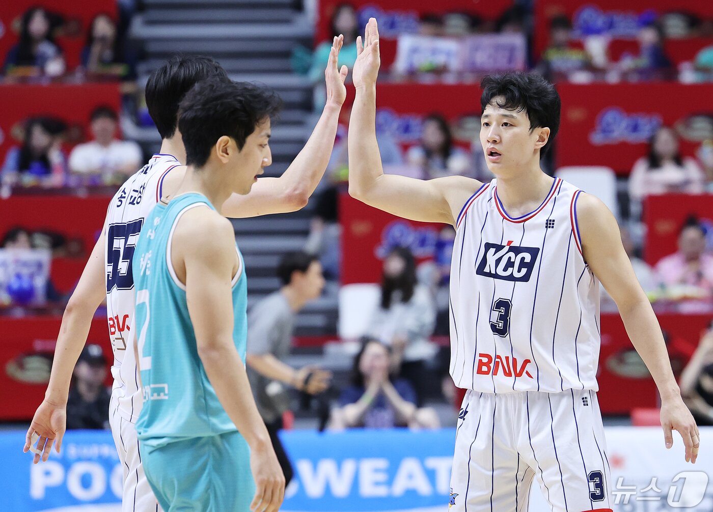 본문 이미지 - 5일 오후 경기도 수원시 권선구 수원KT소닉붐아레나에서 열린 '2023-2024 정관장 프로농구' 챔피언결정전 5차전 수원 KT와 부산 KCC의 경기에서 부산 허웅이 송교창과 하이파이브를 하고 있다. 앞쪽은 수원 허훈. 2024.5.5/뉴스1 ⓒ News1 이재명 기자