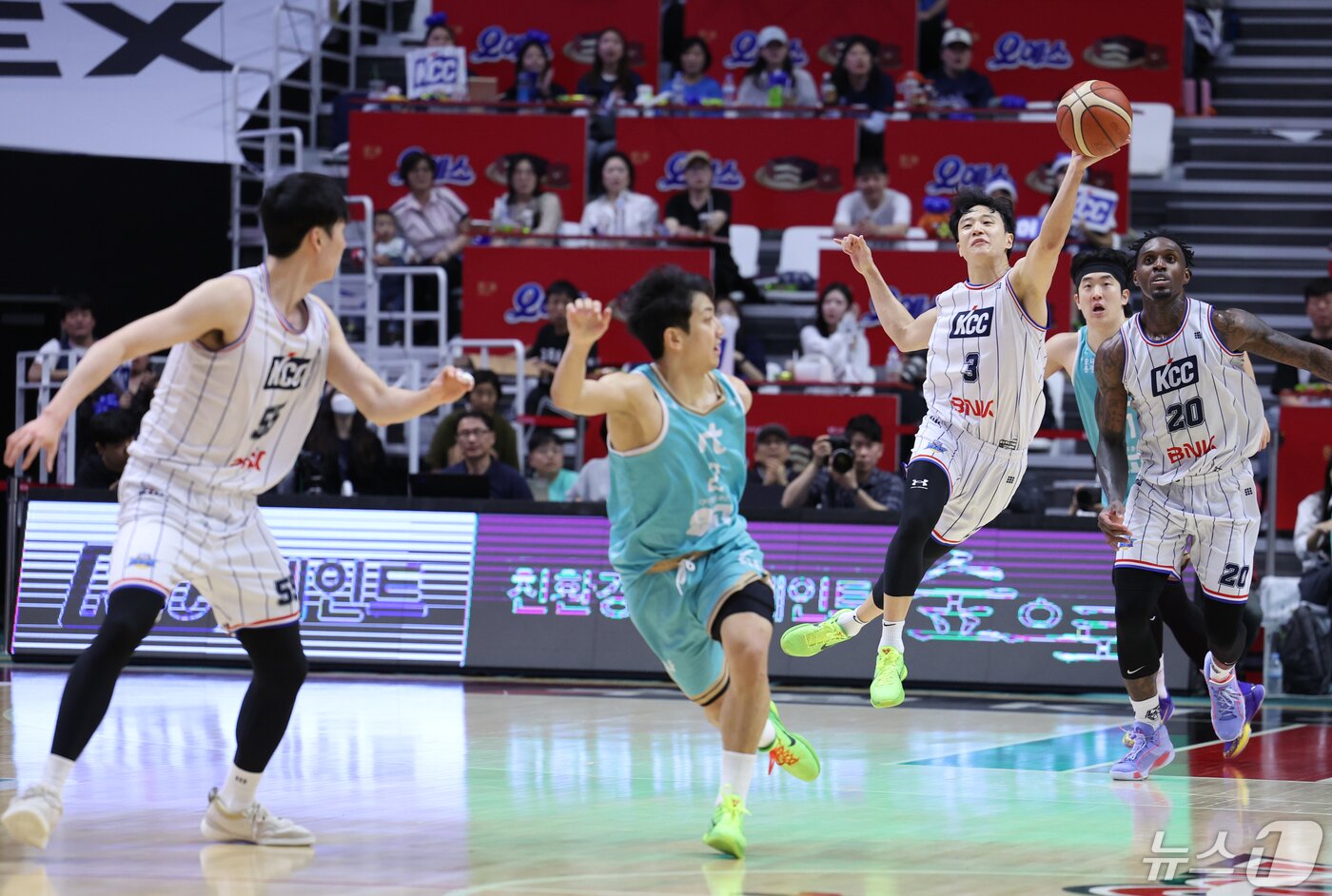 본문 이미지 - 5일 오후 경기도 수원시 권선구 수원KT소닉붐아레나에서 열린 '2023-2024 정관장 프로농구' 챔피언결정전 5차전 수원 KT와 부산 KCC의 경기에서 부산 허웅이 송교창에게 패스하고 있다. 2024.5.5/뉴스1 ⓒ News1 이재명 기자