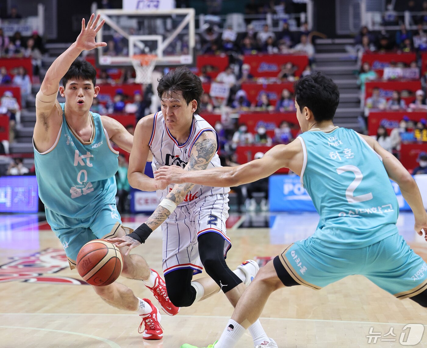 본문 이미지 - 5일 오후 경기도 수원시 권선구 수원KT소닉붐아레나에서 열린 '2023-2024 정관장 프로농구' 챔피언결정전 5차전 수원 KT와 부산 KCC의 경기에서 부산 송교창이 돌파를 시도하고 있다. 2024.5.5/뉴스1 ⓒ News1 이재명 기자