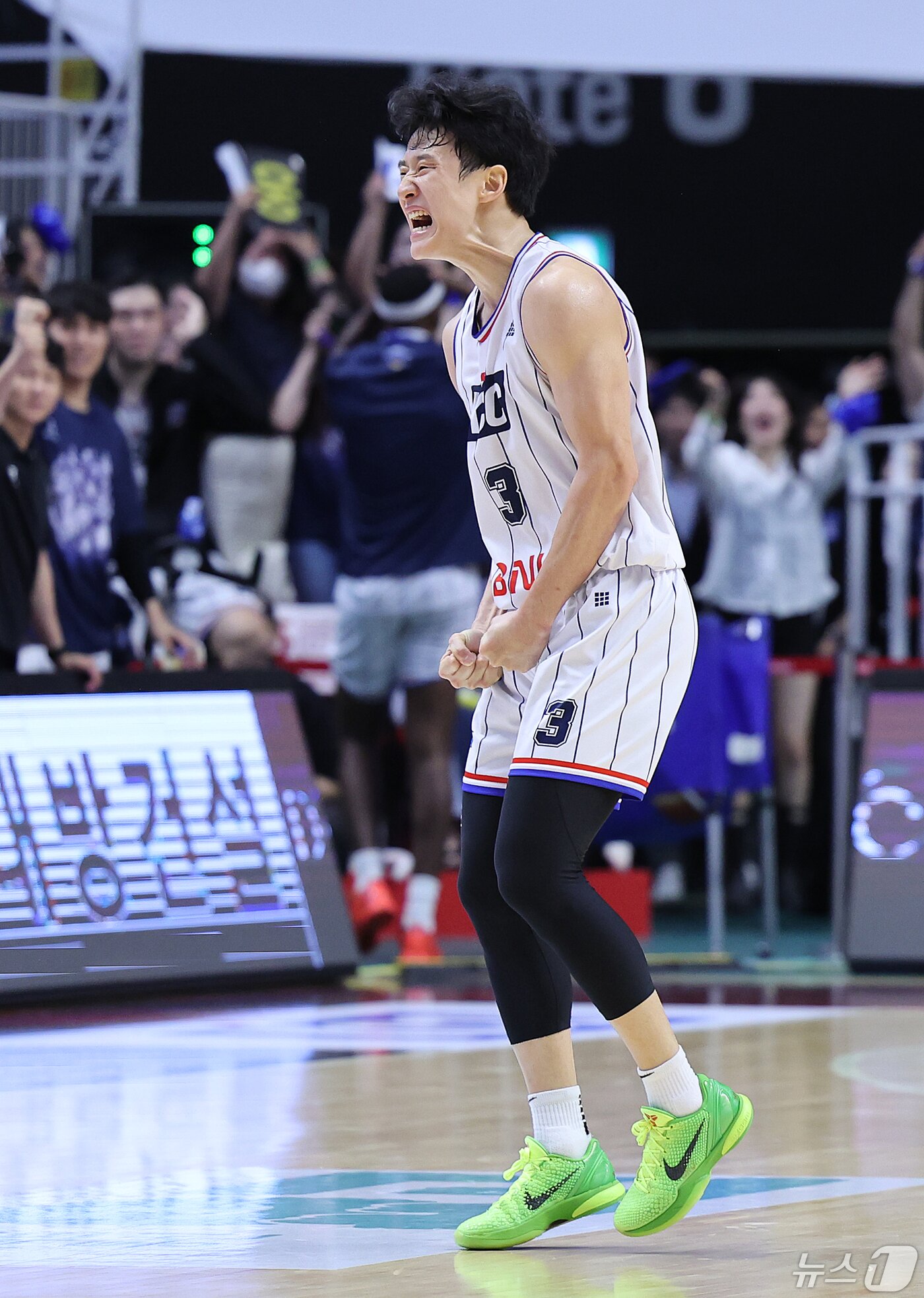 본문 이미지 - 5일 오후 경기도 수원시 권선구 수원KT소닉붐아레나에서 열린 &#39;2023-2024 정관장 프로농구&#39; 챔피언결정전 5차전 수원 KT와 부산 KCC의 경기에서 부산 허웅이 슛을 넣은 후 기뻐하고 있다. 2024.5.5/뉴스1 ⓒ News1 이재명 기자