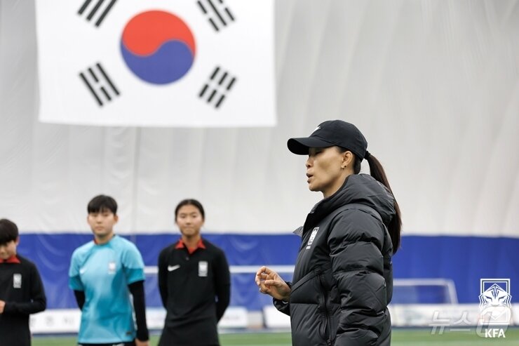 본문 이미지 -  여자 u17 대표팀을 이끄는 김은정 감독(대한축구협회 제공)