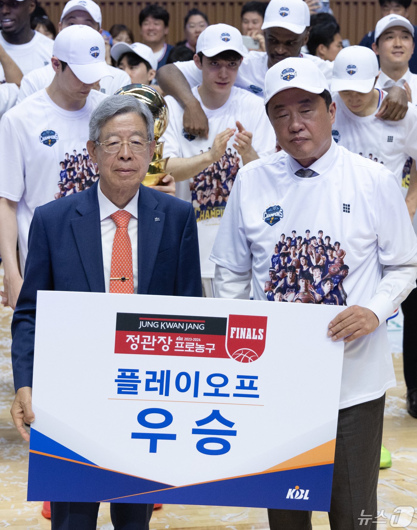 5일 오후 경기도 수원시 권선구 수원KT소닉붐아레나에서 열린 &#39;2023-2024 정관장 프로농구&#39; 챔피언결정전 5차전 수원 KT와 부산 KCC의 경기에서 우승을 차지한 KCC 전창진 감독이 손팻말을 들고 기념 촬영을 하고 있다. 2024.5.5/뉴스1 ⓒ News1 이재명 기자