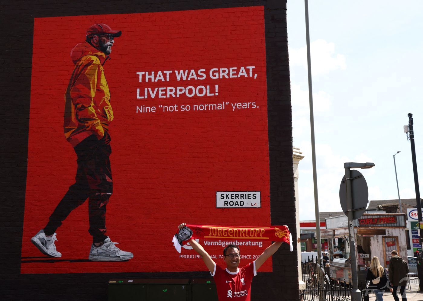 본문 이미지 - 클롭 감독의 사진 앞에서 기념사진을 찍는 리버풀 팬 ⓒ AFP=뉴스1