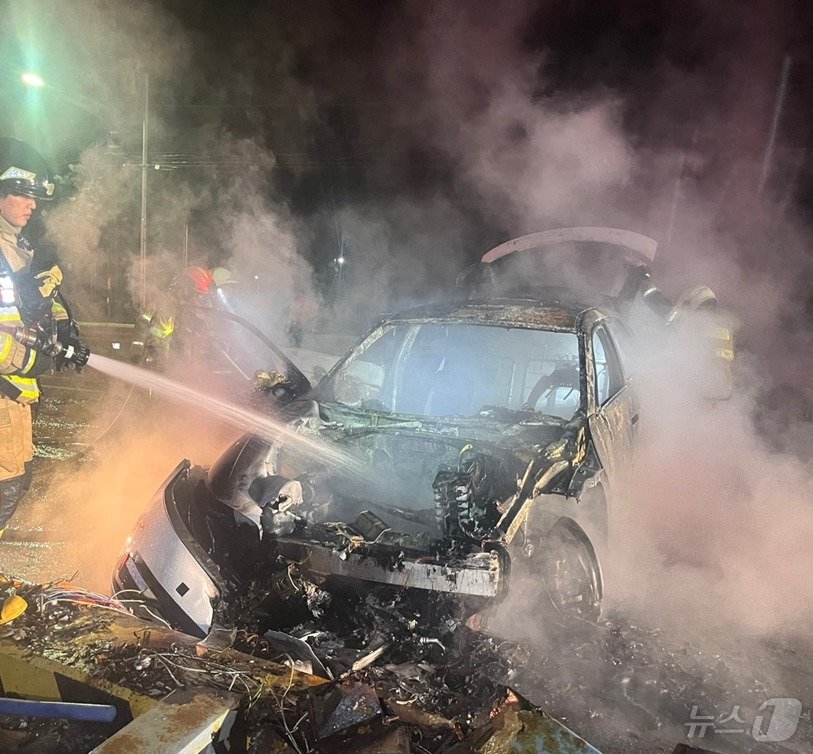 본문 이미지 - 5일 오후 9시48분쯤 인천시 강화군 하점면 이강교차로 인근 도로에서 불이 났다는 신고가 119로 접수됐다. 사진은 화재를 진압하고 있는 소방관.&#40;인천소방본부 제공&#41;2024.5.6/뉴스1