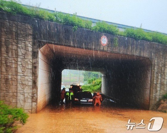 5일 낮 1시 58분쯤 전남 광양시 광양읍 한 도로에서 굴다리를 건너려던 차량이 불어난 물에 고립돼 소방당국이 일가족 4명을 구조하고 있다. &#40;전남소방 제공&#41; 2024.5.5/뉴스1