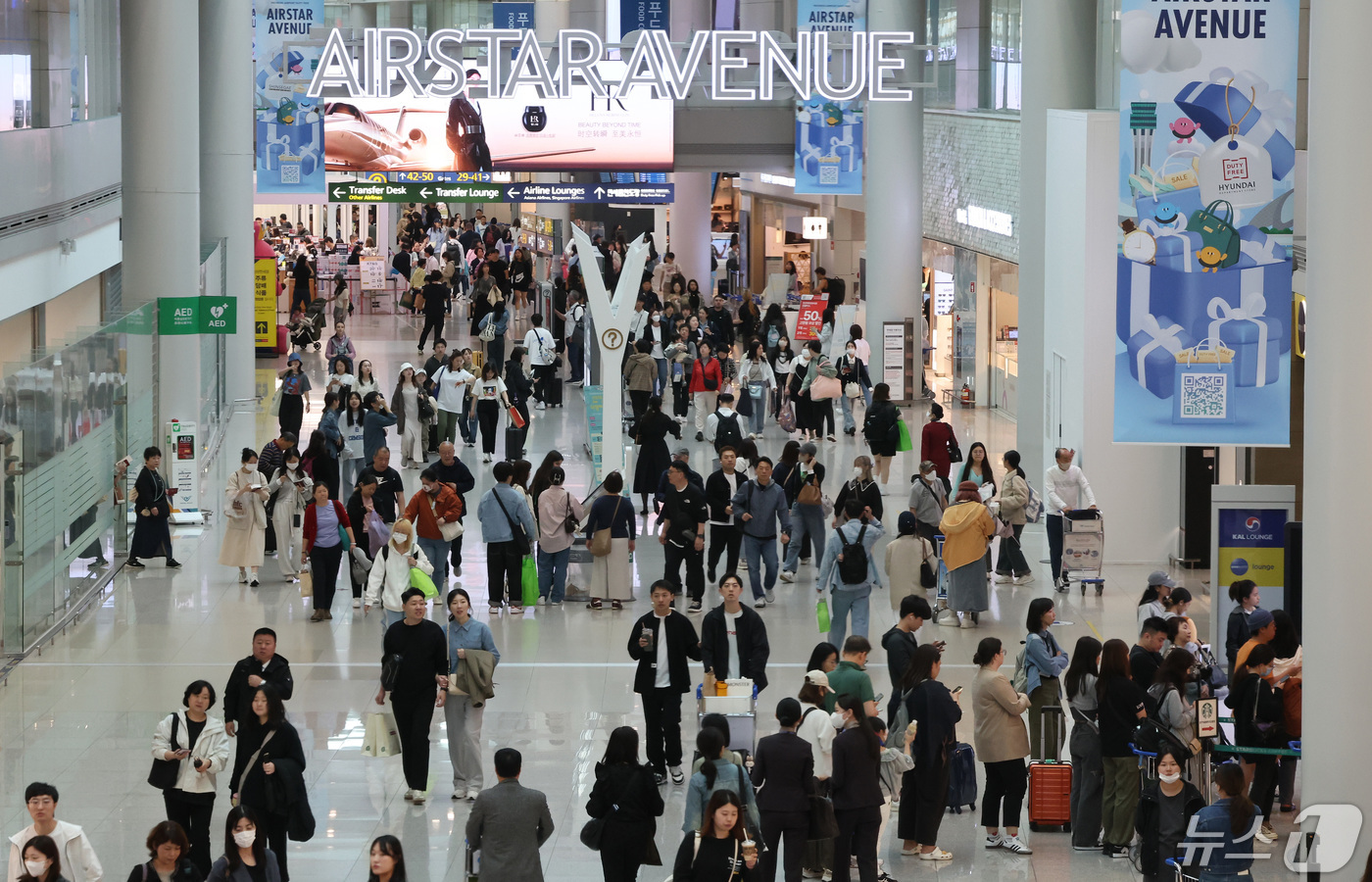 (인천공항=뉴스1) 이동해 기자 = 어린이날 연휴 마지막 날인 6일 인천국제공항 면세점이 이용객들로 북적이고 있다.근로자의날(1일)부터 시작해 어린이날 대체휴일(6일)까지 이어진 …