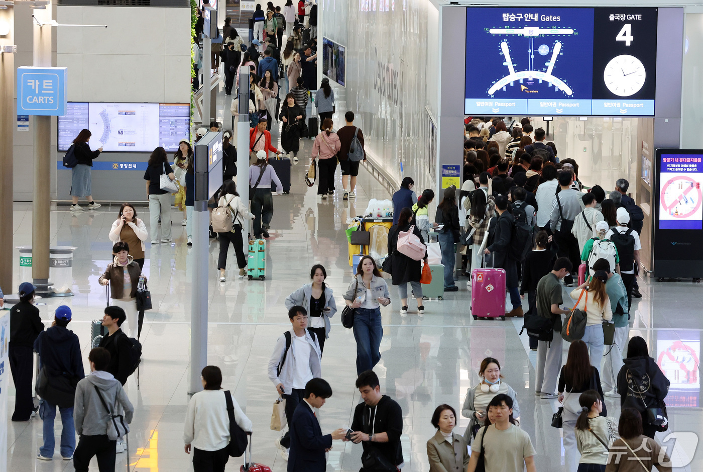 (인천공항=뉴스1) 이동해 기자 = 어린이날 연휴 마지막 날인 6일 인천국제공항이 이용객들로 북적이고 있다.근로자의날(1일)부터 시작해 어린이날 대체휴일(6일)까지 이어진 엿새간의 …