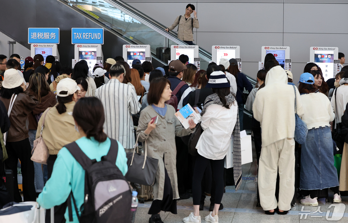 (인천공항=뉴스1) 이동해 기자 = 어린이날 연휴 마지막 날인 6일 인천국제공항에서 해외여행객들이 줄지어 택스리펀(면세 혜택) 서비스를 이용하고 있다.근로자의날(1일)부터 시작해 …