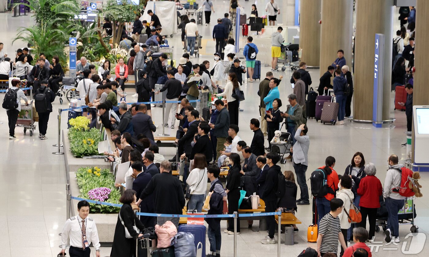 본문 이미지 - 어린이날 연휴 마지막 날인 6일 인천국제공항 제1여객터미널 입국장이 해외여행에서 돌아오는 사람들로 붐비고 있다. 2024.5.6/뉴스1 ⓒ News1 이동해 기자