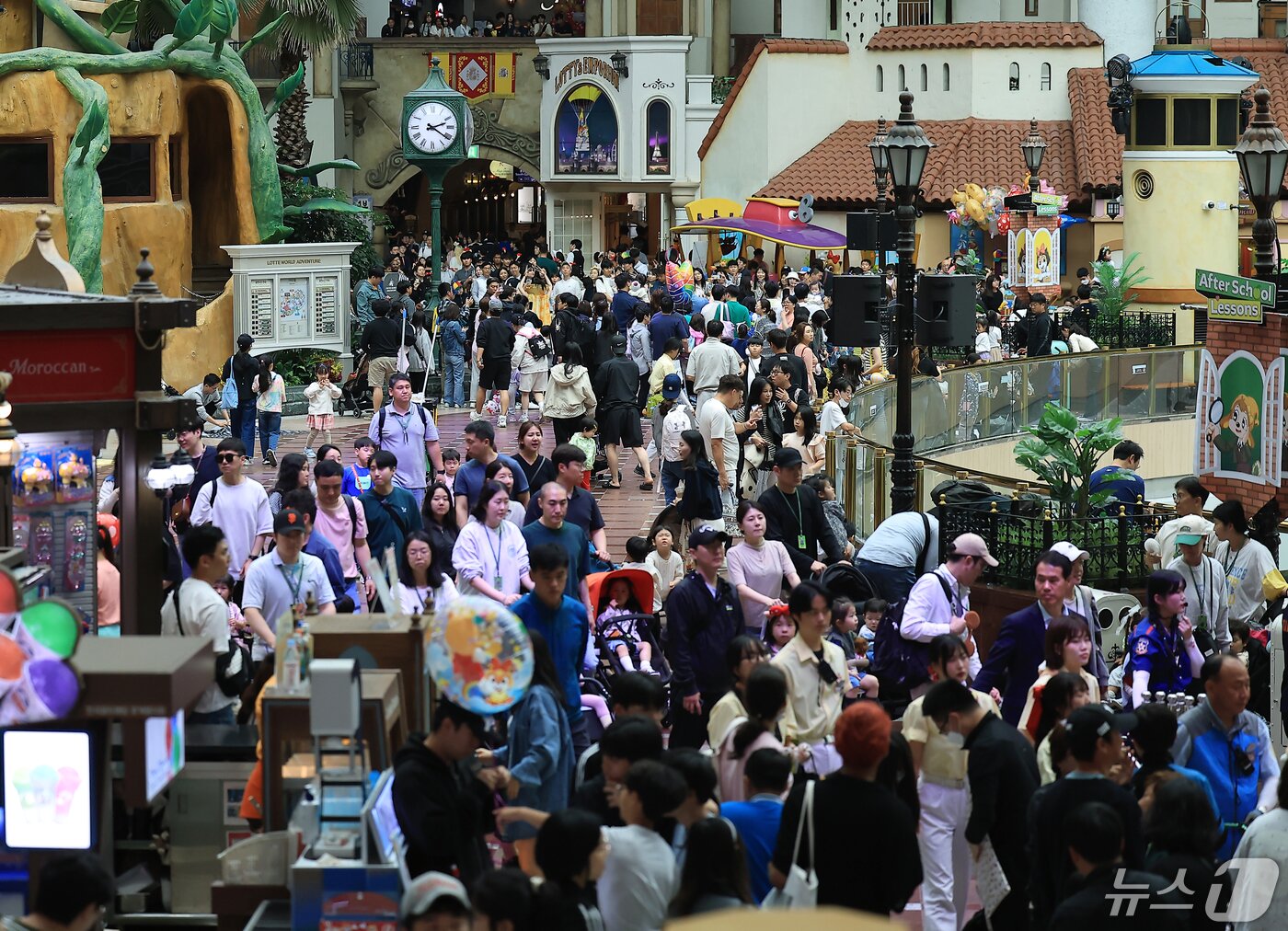 본문 이미지 -  6일 국내 대표 실내 놀이공원인 서울 송파구 잠실 롯데월드 어드벤처에서 가족 단위 방문객들이 즐거운 시간을 보내고 있다. 2024.5.6/뉴스1 ⓒ News1 박정호 기자