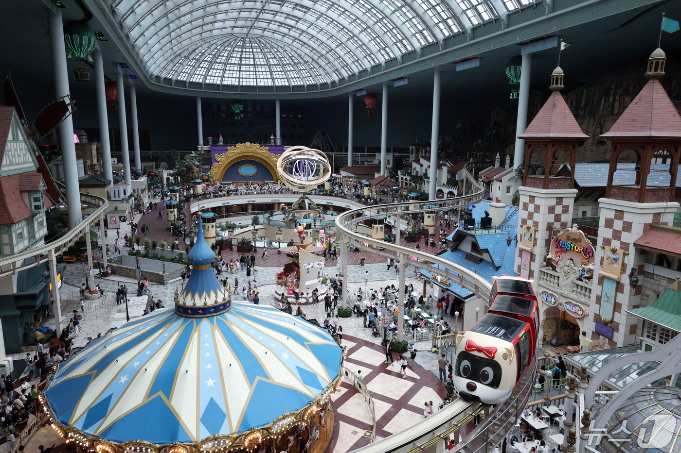 본문 이미지 - 어린이날 연휴 서울 잠실 롯데월드 어드벤처 모습. 2024.5.6/뉴스1 ⓒ News1 박정호 기자