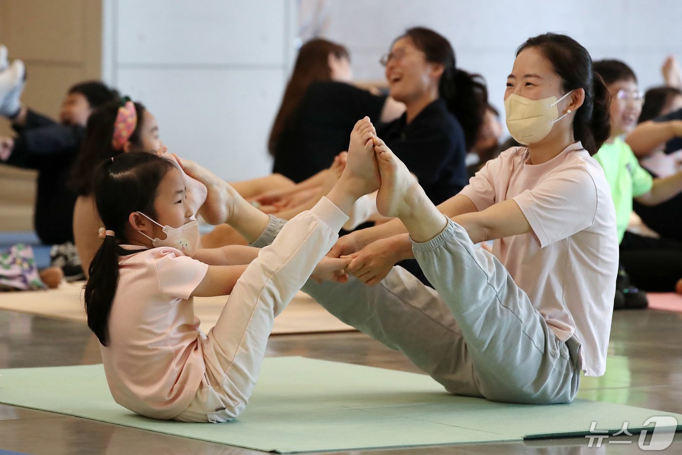 어린이날 연휴 마지막 날인 6일 대구 수성구 삼덕동 대구미술관에서 열린 &#39;펀펀 키즈 요가&#39; 체험에 참여한 가족들이 요가 동작을 배우고 있다. 2024.5.6/뉴스1 ⓒ News1 공정식 기자