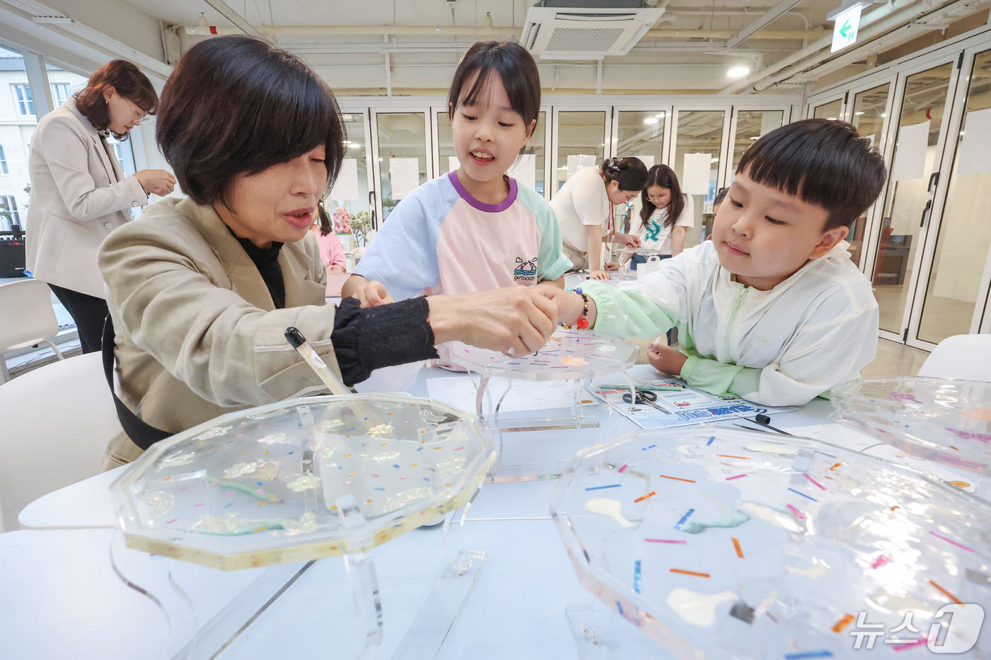 (서울=뉴스1) 민경석 기자 = 어린이 날 연휴 마지막날인 6일 서울 종로구 서울공예박물관에서 열린 '대대손손 공예'에 참여한 조부모님과 손자·손녀들이 아크릴 소재로 재현한 전통 …