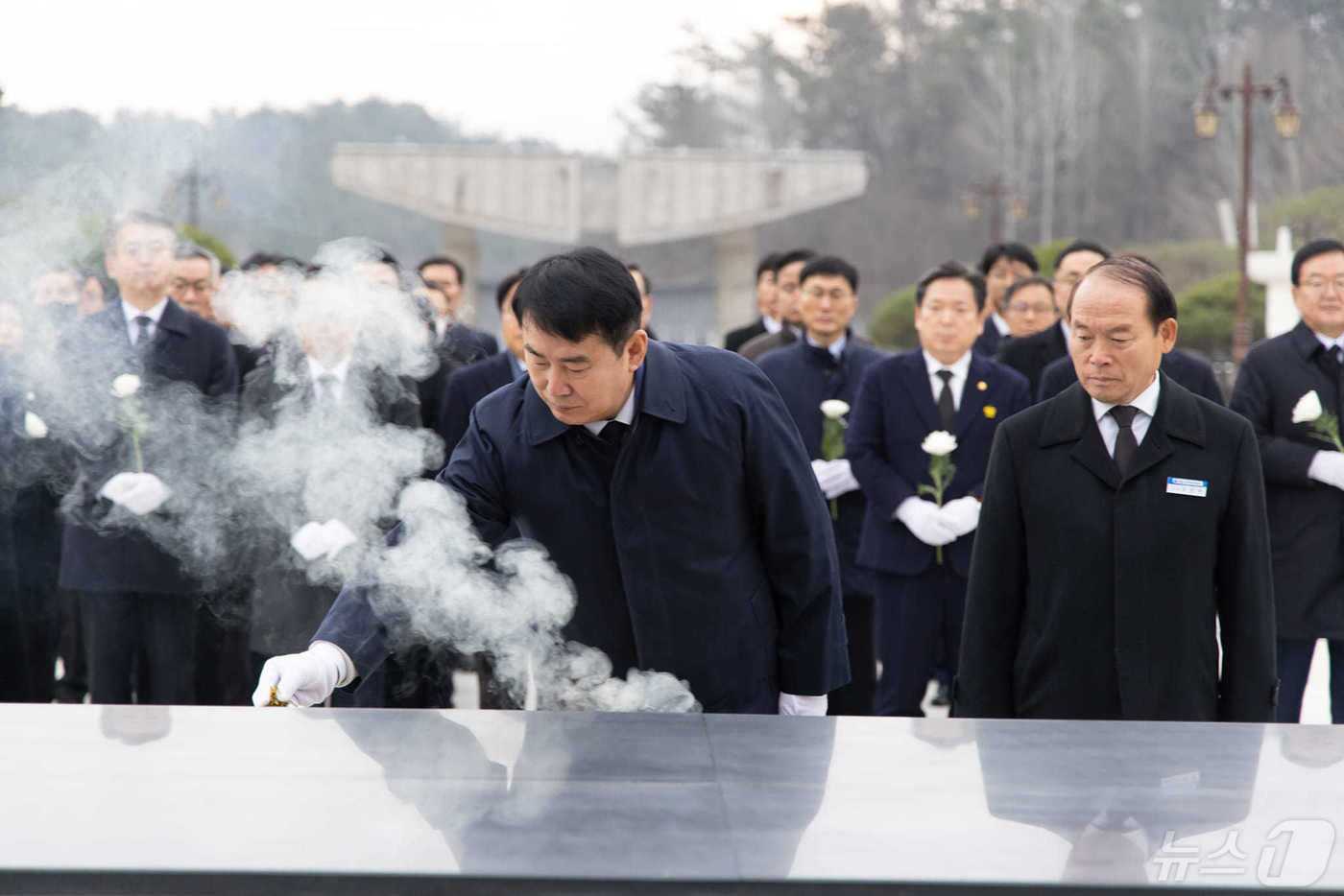 본문 이미지 - 2024년 신년을 맞아 1월2일 광주 북구 운정동 국립5·18민주묘지를 참배하는 이정선 광주시교육감.(광주시교육청 제공)2024.5.6./뉴스1