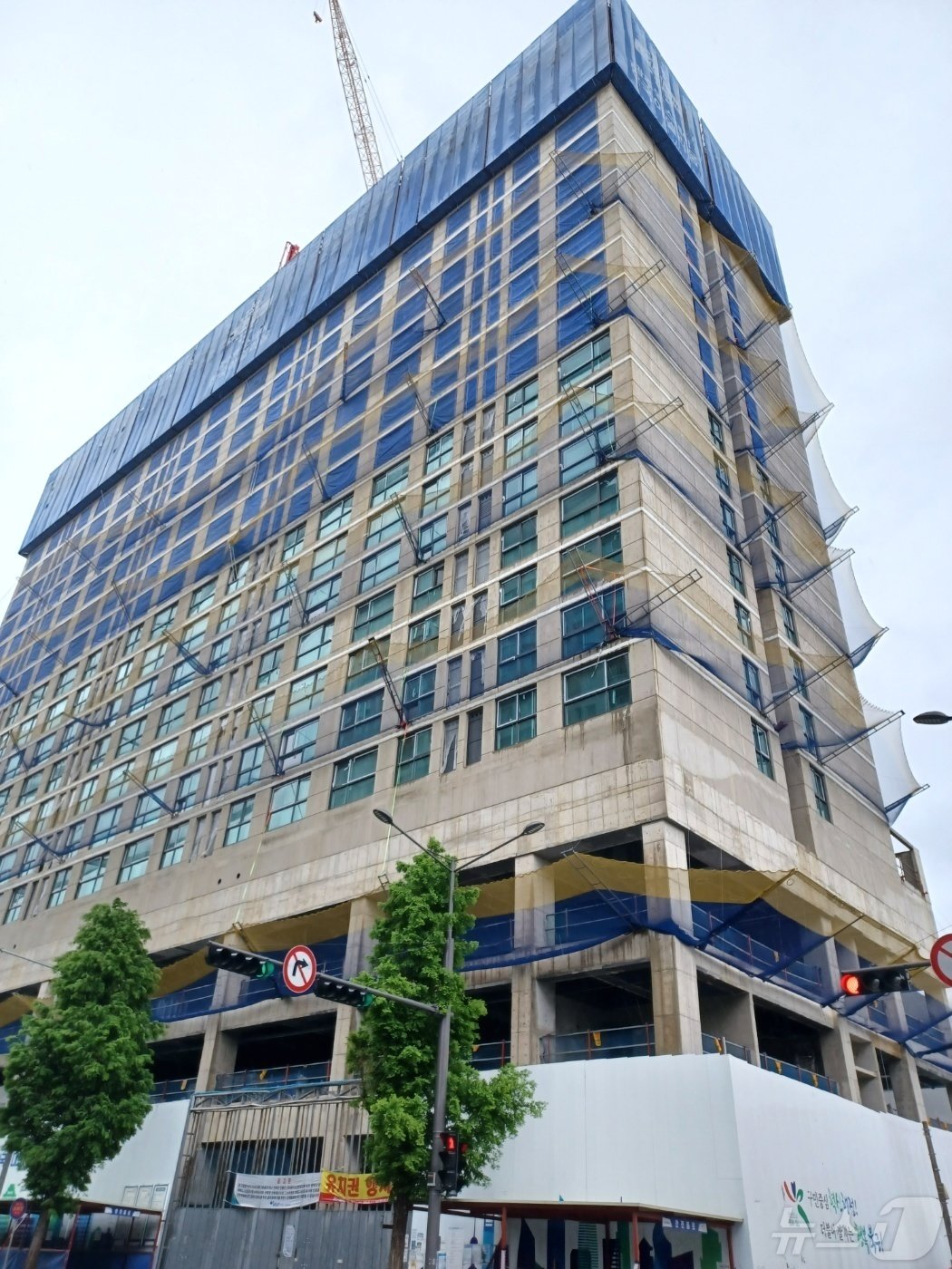 본문 이미지 - 법원에 기업회생 절차 개시를 신청한 한국건설이 짓고 있는 광주 북구 신안동 한국아델리움 신축공사 현장. 6일 오후 공사는 멈춰있고 '유치권 행사중'이라는 현수막이 내걸려 있다.2024.5.6/뉴스1 ⓒ News1