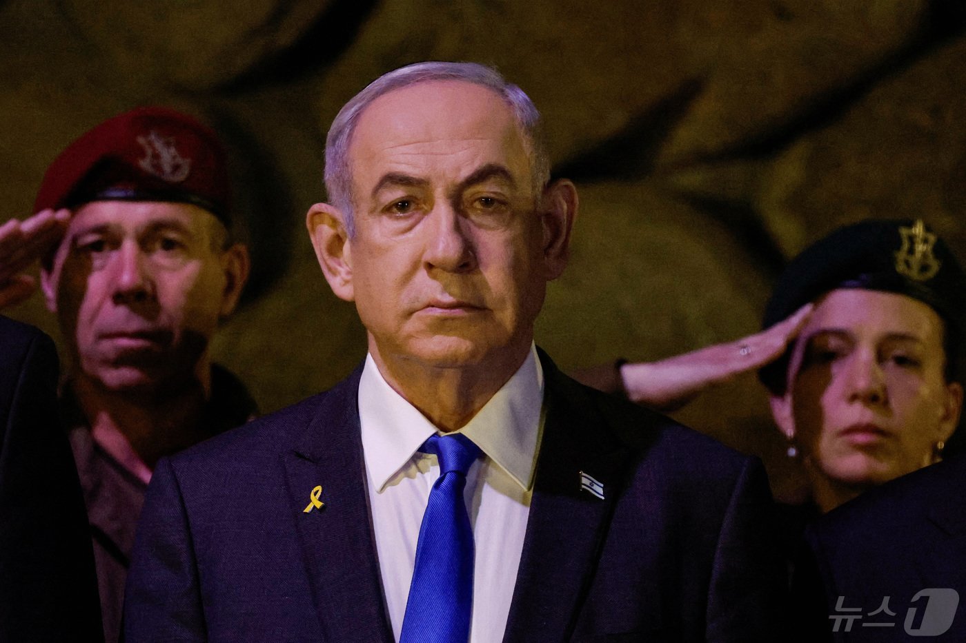 본문 이미지 - 6일&#40;현지시간&#41; 이스라엘 예루살렘의 세계 홀로코스트 추모센터에서 베냐민 네타냐후 총리가 홀로코스트 추모의 날 기념 행사에 참석했다. 이날 이스라엘군은 가자지구 라파 동부 지역에 긴급 대피령을 내렸다. 2024.05.06/ ⓒ 로이터=뉴스1 ⓒ News1 권진영 기자