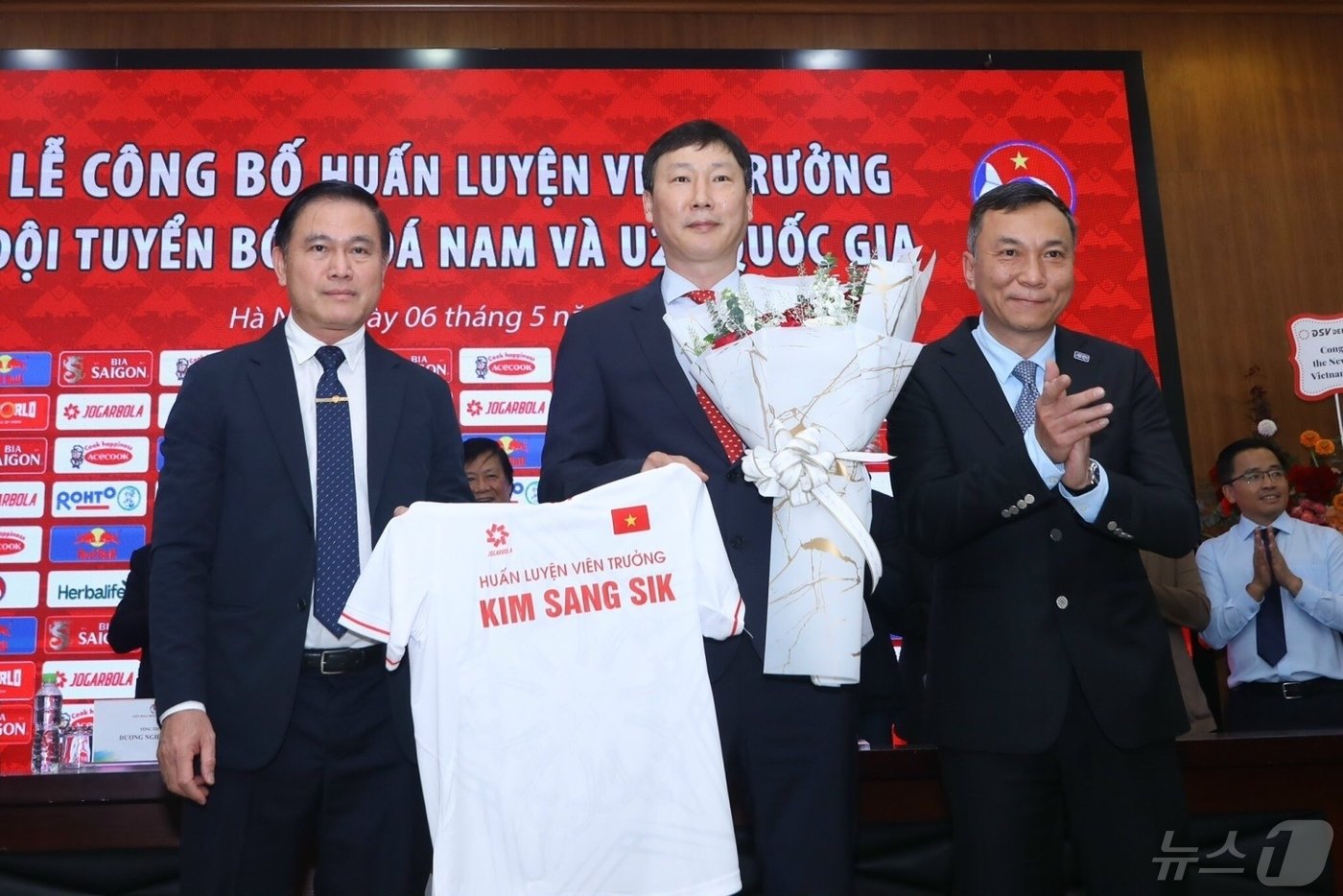 베트남 축구대표팀 사령탑으로 선임된 김상식 감독이 6일&#40;한국시간&#41; 하노이 베트남축구협회에서 열린 취임 기자회견에서 기념촬영을 하고 있다. &#40;디제이매니지먼트 제공&#41; 2024.5.6/뉴스1